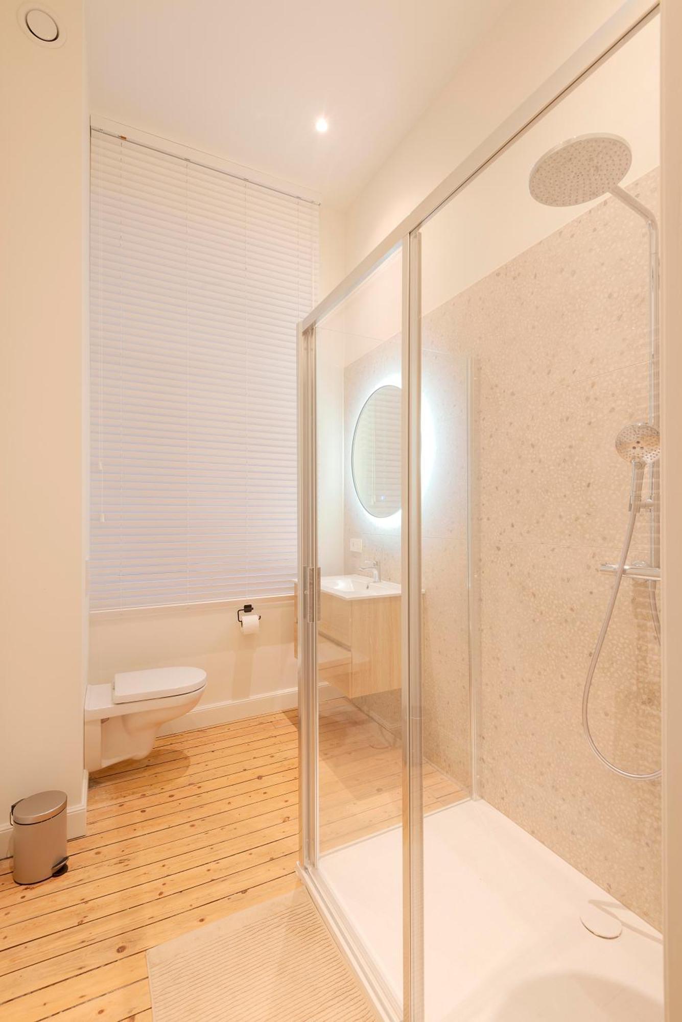 Queen - Luxe & House - 4, 3 Or 2 Bedrooms